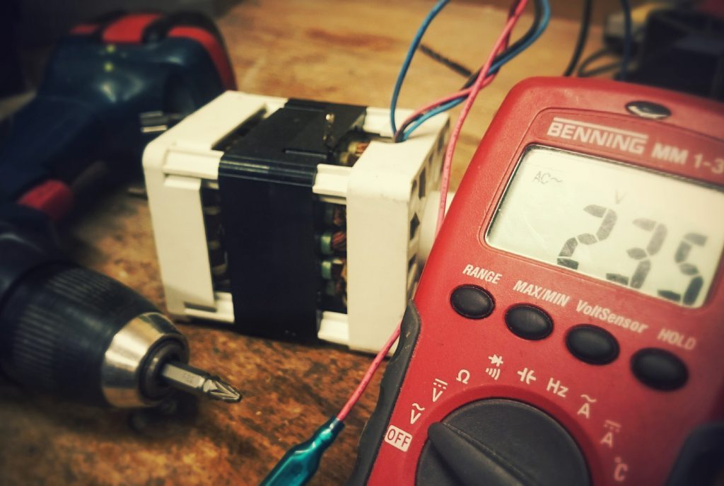 Électricien au travail
